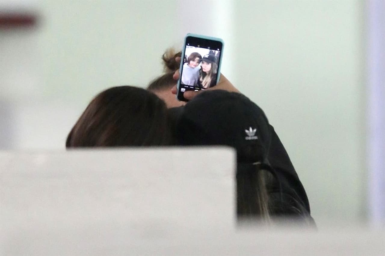 Selena Gómez fue vista sacándose fotos con varios fanáticos. 
<br>