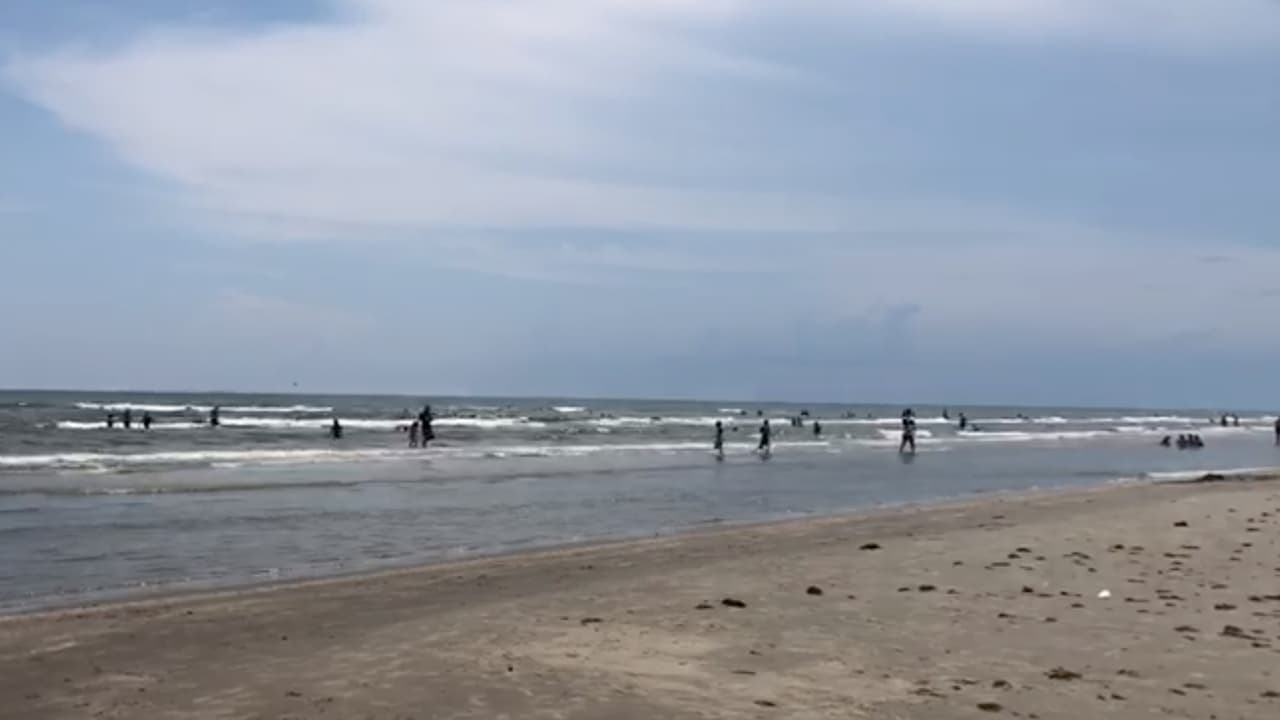 Las autoridades de la isla de Galveston mantienen la recomendación de seguir las normas de seguridad para evitar la propagación del 
<b><a href="https://www.univision.com/temas/coronavirus">coronaviru</a></b>
<a href="https://www.univision.com/temas/coronavirus">s</a>.