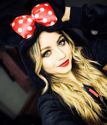 Es de estatura baja, tan sólo mide 1.40.