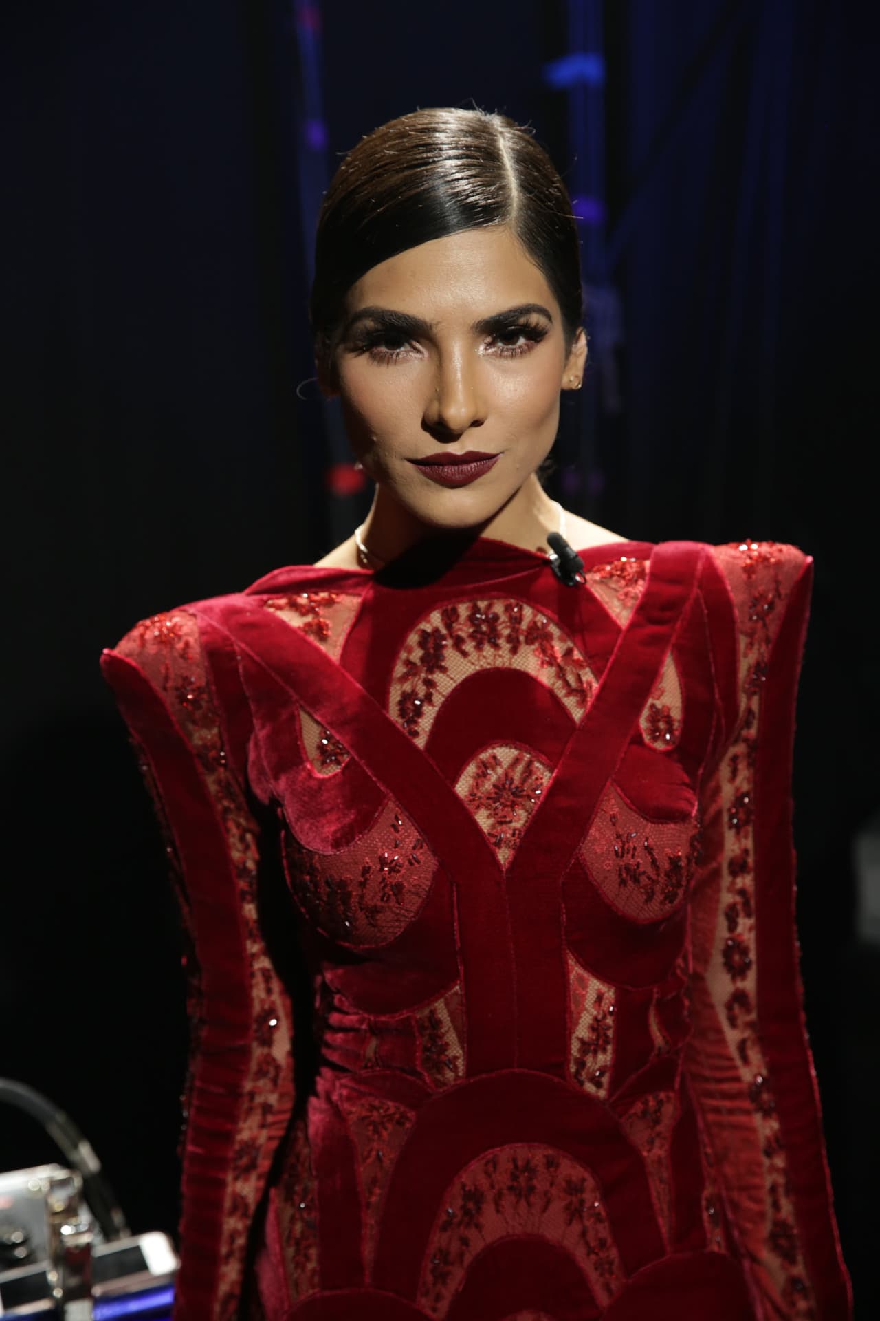 Este bello vestido rojo de encaje le sentaba de maravilla.