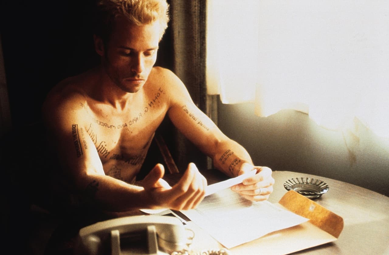 Guy Pearce en una escena de 'Memento'