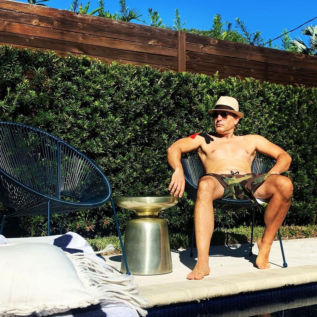 Carlitos Calderón se dispuso a disfrutar del invierno en Miami, y es que el calorcito se siente rico prácticamente todo el año en esta ciudad, así que siempre es buen momento para tomar un rato el sol.