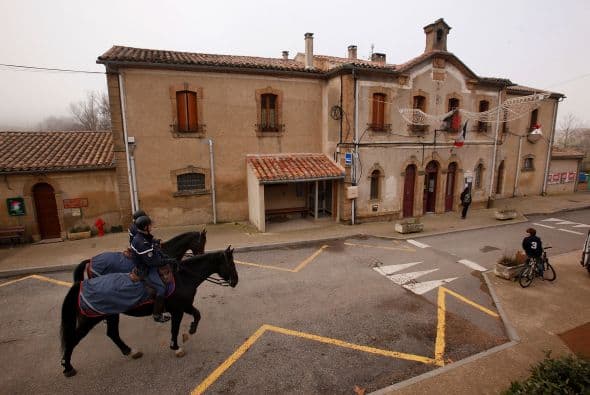 Si dichas predicciones fueran ciertas, ¿a dónde ir?, ¿a dónde escapar del fin? La respuesta se encuentra en Bugarach, una pequeña aldea del sur de Francia, donde según estudiosos del tema apocalíptico, es el único lugar que no sufrirá destrucción alguna.