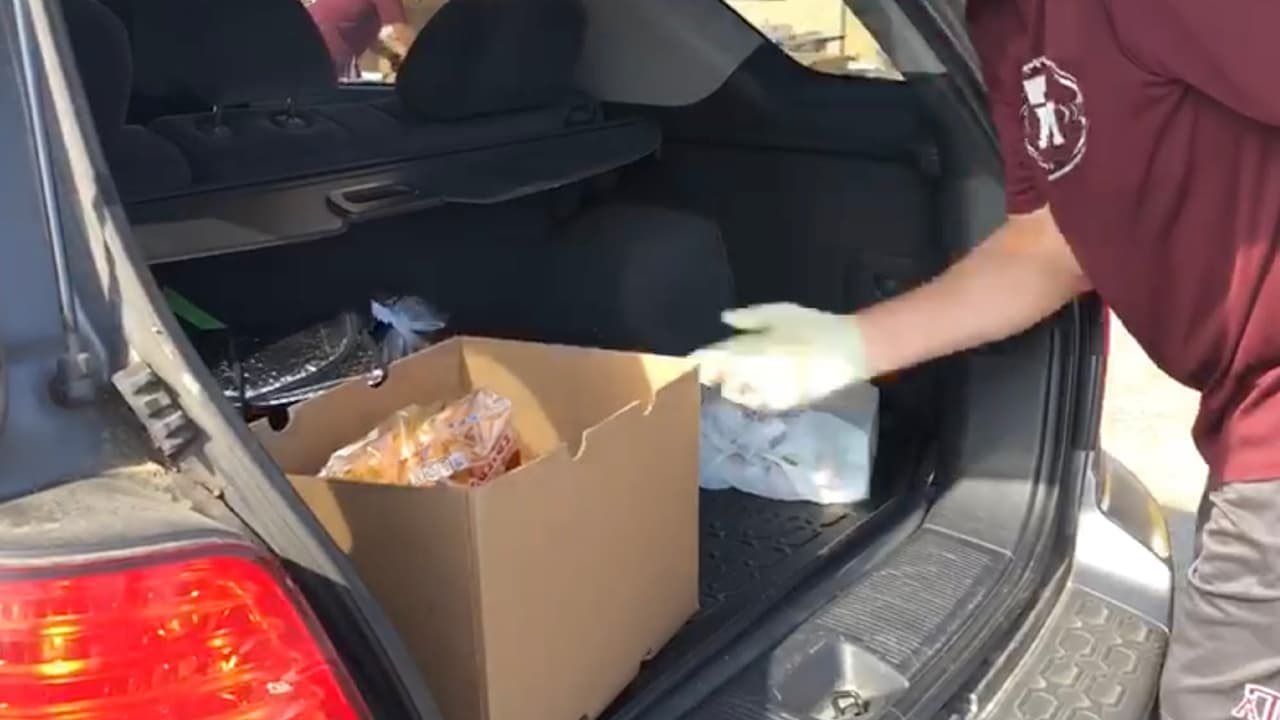 Así como Caridades Católicas hace estas distribuciones de alimentos, otras organizaciones como 
<a href="https://www.univision.com/local/houston-kxln/entregaran-10-000-comidas-gratis-cada-semana-en-houston" target="_blank">Second Servings </a>está ofreciendo 10,000 
<a href="https://www.univision.com/temas/comida">comidas</a> gratis a las personas que lo necesiten desde este jueves 23 de abril en 
<a href="https://www.univision.com/temas/houston">Houston</a>.