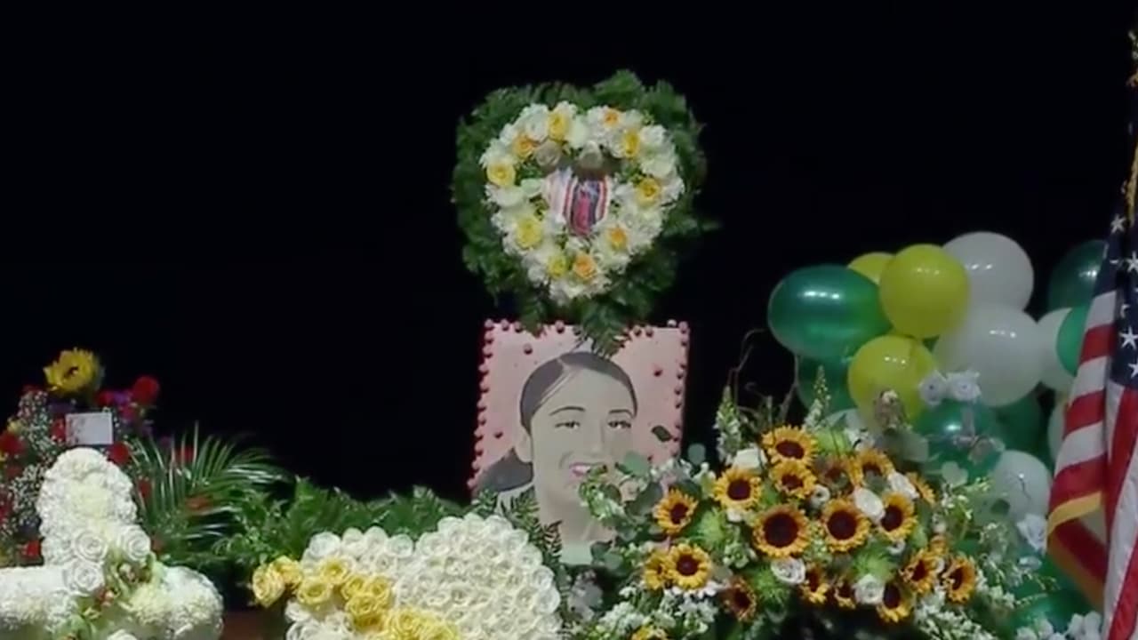 Se colocaron imágenes de la Virgen de Guadalupe alrededor del altar. La familia Guillén se ha manifestado devota de la Virgen Morena.