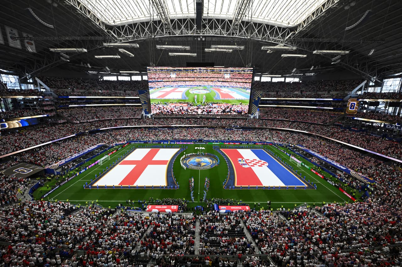 Vista general del estadio con las banderas de Inglaterra (a la izquierda) y Croacia (al frente) antes del partido de fútbol del Grupo L de la Copa del Mundo entre Inglaterra y Croacia en Arlington, Texas, cerca de Dallas, el miércoles 17 de junio de 2026.