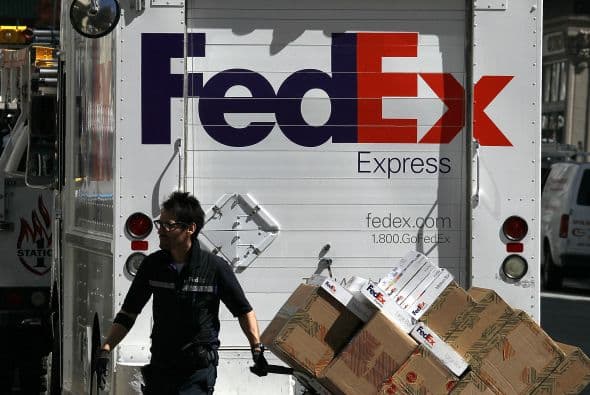 <b>FEDEX: </b>
<br>La compañía de correo privado anunció que contratará temporalmente cientos de personas para suplir la alta demanda en tiempos de coronavirus. Aplica aquí 
<b><a href="https://careers.fedex.com/fedex/jobs?stretch=10&stretchUnit=MILES&location=California,%20United%20States&woe=8&page=1" target="_blank">FEDEX</a> </b>