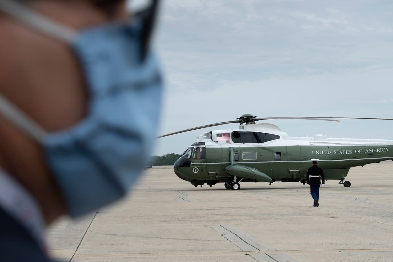 El presidente Donald Trump llegó este martes a Phoenix para visitar la planta Honeywell, una empresa multinacional dedicada a la construcción de motores para aviones que dio un giro a su producción para elaborar máscaras N-95 que necesita el personal médico y de primera línea en medio de la pandemia del coronavirus.