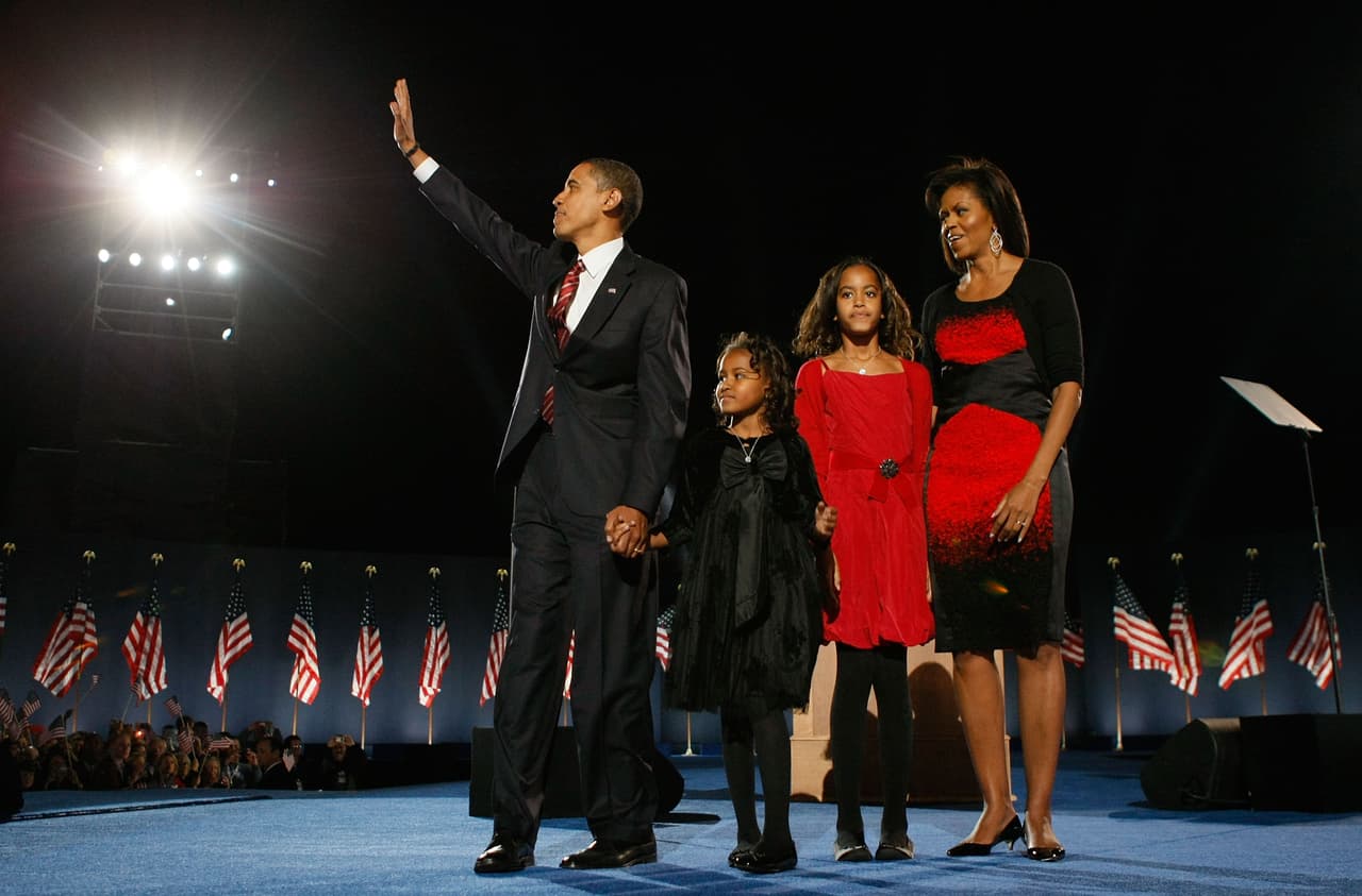 Uno de los grandes capitales de Barack Obama sería su familia que, desde un principio, capturó la atención de la prensa y se coló en los corazones del electorado. En esta foto, tomada el 4 de noviembre de 2008, Sasha y Malia se vistieron en concordancia con los colores de su madre, para una importante ocasión: su padre había sido elegido como Presidente de los Estados Unidos. (Joe Raedle/Getty Images)