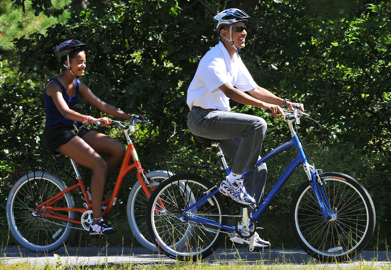 Malaia disfruta de un paseo en bici con su papá en los Viñedos de Martha en West Tisbury en Massachusetts. Este paseo en bici lo hicieron durante las vacaciones de 2014.