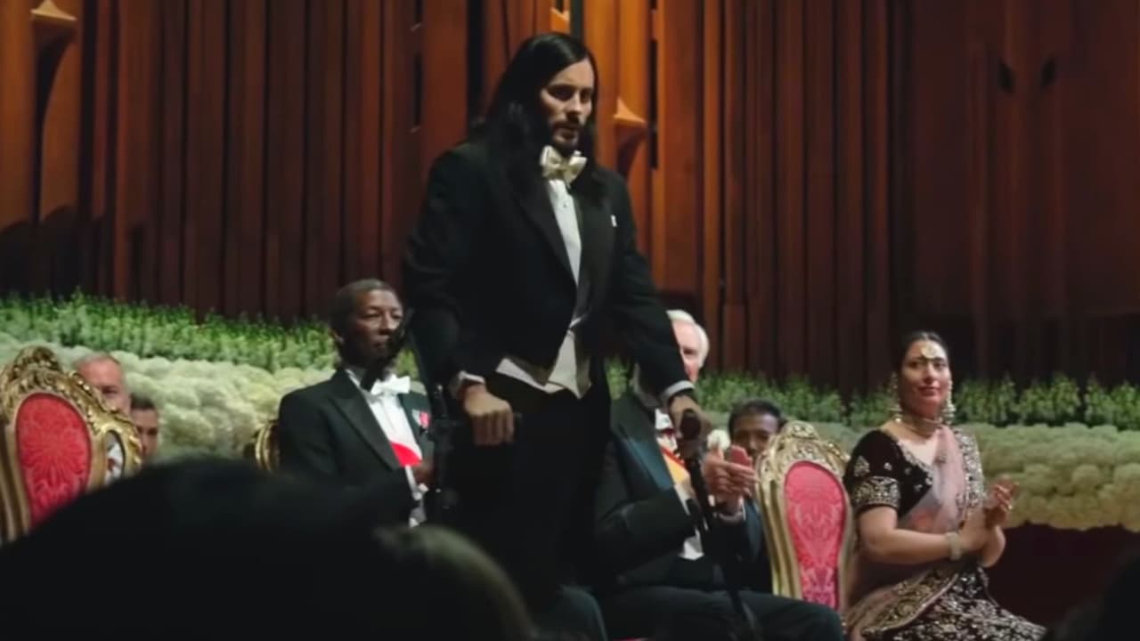 En ‘Morbius’ Jared Leto utilizó muletas para moverse en el set.