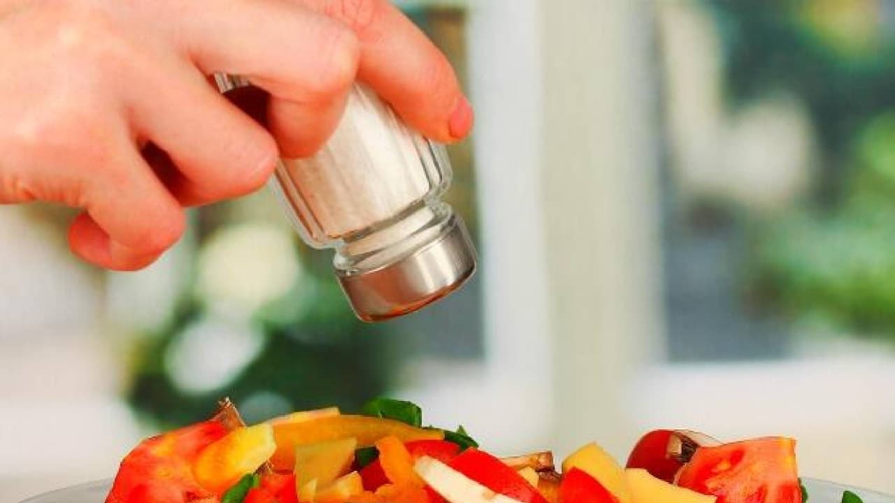 <b>Sal</b>
<br>Los alimentos con alto contenido de sodio pueden hacer que el cuerpo se deshidrate y resulte en retención de agua, provocado molestias e irritación. 
<br>
<br>También los embutidos dificultan el proceso digestivo. Mejor consumir alimentos frescos y naturales; condimenta tus comidas con especias.