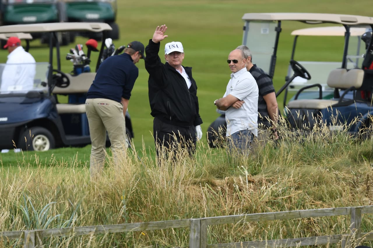 Trump es dueño de dos resorts privados en Escocia, Turnberry, es uno de ellos. Durante su juego de hoy, aunque se percató de la presencia de los manifestantes, todo el tiempo pretendió saludarlos como si estuvieran ahí para mostrarle su apoyo.