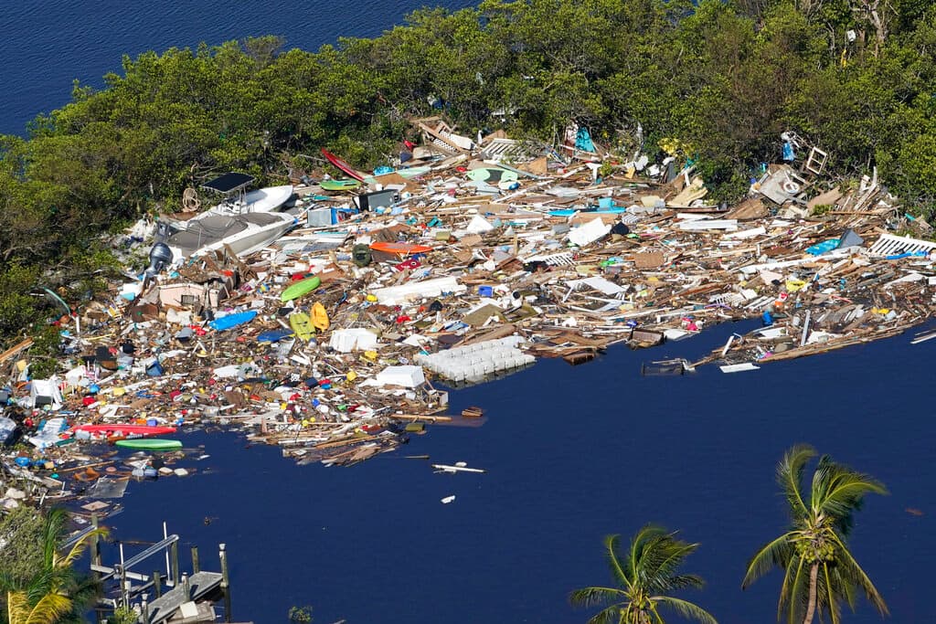 En algunos lugares, inclusive en playas, los escombros se amontonaban tras los fuertes vientos y la marejada ciclónica causada por el huracán Ian. Esta imagen es en Barefoot Beach, Florida.
