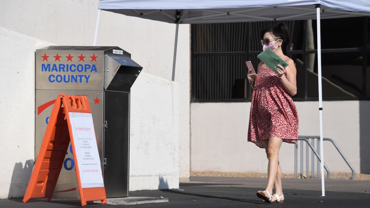 Propuesta de ley en Arizona quiere prohibir elecciones por correo