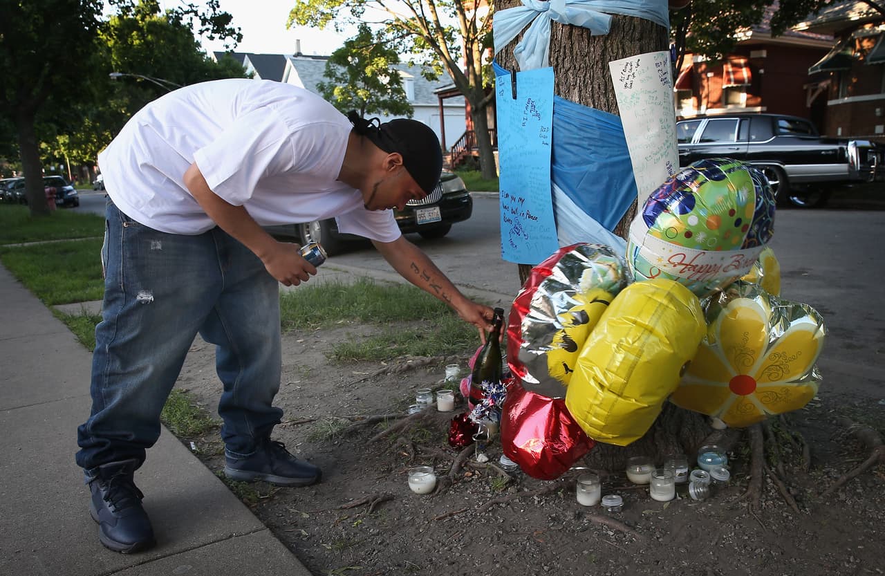 Es importante no solo que los niños sepan que las tragedias no duran para siempre sino también que pueden aspirar a un futuro de verdad brillante. Esto ayuda a reemplazar las sensaciones de desesperanza y angustia que se sienten tras una catástrofe por la motivación, la inspiración, la amplitud y el bienestar.
