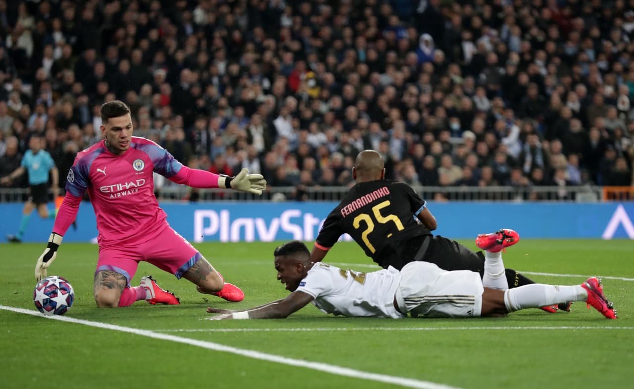 Ederson vigila la caída de Vinicius en el área pero el árbitro no decreta penal.