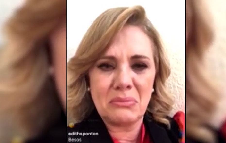 Por la noche de ese lunes, publicó un video 
<b><a href="https://www.univision.com/famosos/al-borde-del-llanto-erika-buenfil-siguio-a-laura-flores-y-confrontaron-a-su-presunta-victima-alejandra-avalos-video">al borde del llanto</a></b> en el que volvió a negar todo: "Mientras yo trabajo, otras personas hablan de mí desde su casa. Yo lo único que puedo decir es que se pongan a trabajar". 
<br>
