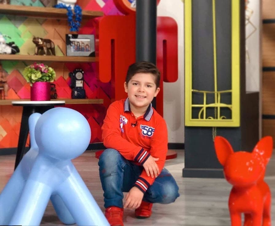 "Sí fue divertido trabajar con José Ron porque es muy buen compañero de trabajo, 
<b><a href="https://www.univision.com/famosos/seguro-que-no-es-tu-papa-por-esta-foto-muchos-creen-que-leo-herrera-es-el-hijo-perdido-de-jose-ron-en-la-vida-real-fotos" target="_blank">es muy lindo</a></b>", dijo. 
<br>