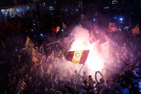 En Turquía salió campeón el Galatasaray de Estambul con 76 puntos hasta ahora que le valen el boleto directo a la Champions League, torneo al que aspira clasificar el Fenerbahce con 71 unidades a falta de una jornada.