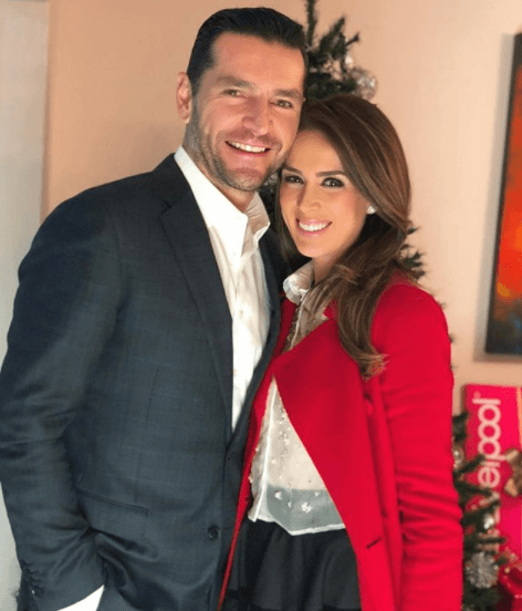 Los famosos publicaron a través de sus redes sociales imágenes para celebrar la llegada de la Navidad. Jacky Bracamontes compartió a través de su cuenta en Instagram esta imagen junto a su esposo Martín Fuentes, además la también actriz agregó la leyenda: "¡Feliz Navidad!".