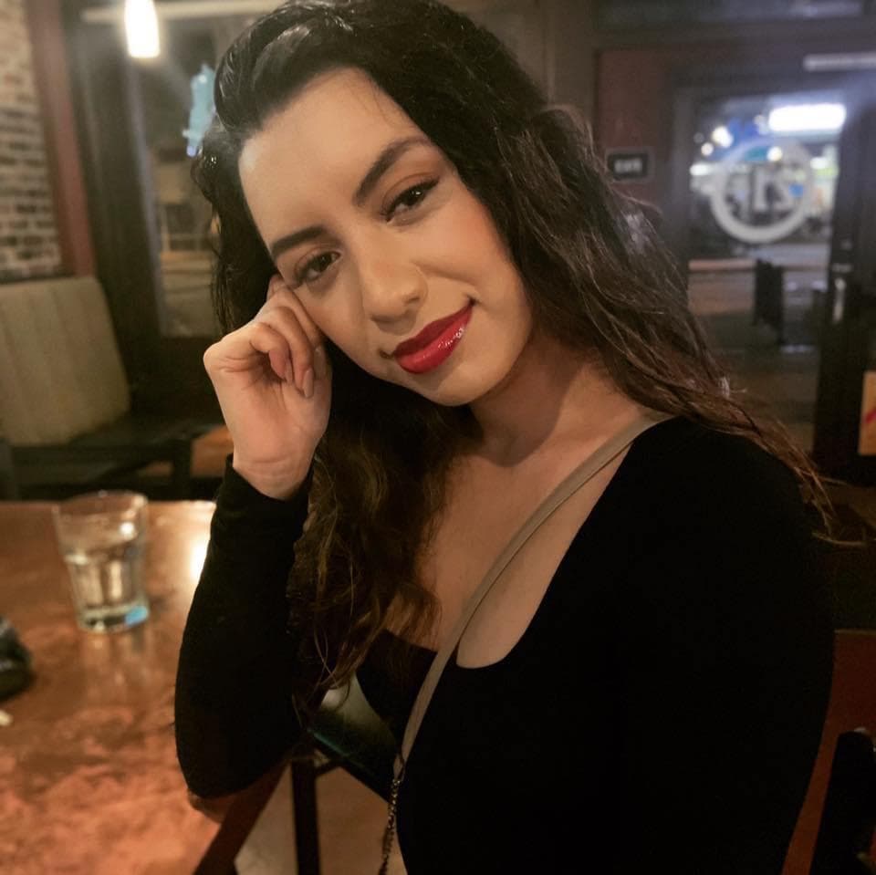 Muestras de sangre que habían sido limpiadas de la alfombra fueron encontradas dentro de la habitación de uno de los sospechosos quien vivía en Mesquite.