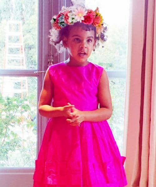 Beyonce fue una de las primeras celebridades en compartir imágenes de la celebración de Easter. Aquí se ve a Ivy Blue con una corona de flores, en una foto tomada por la propia Beyonce.