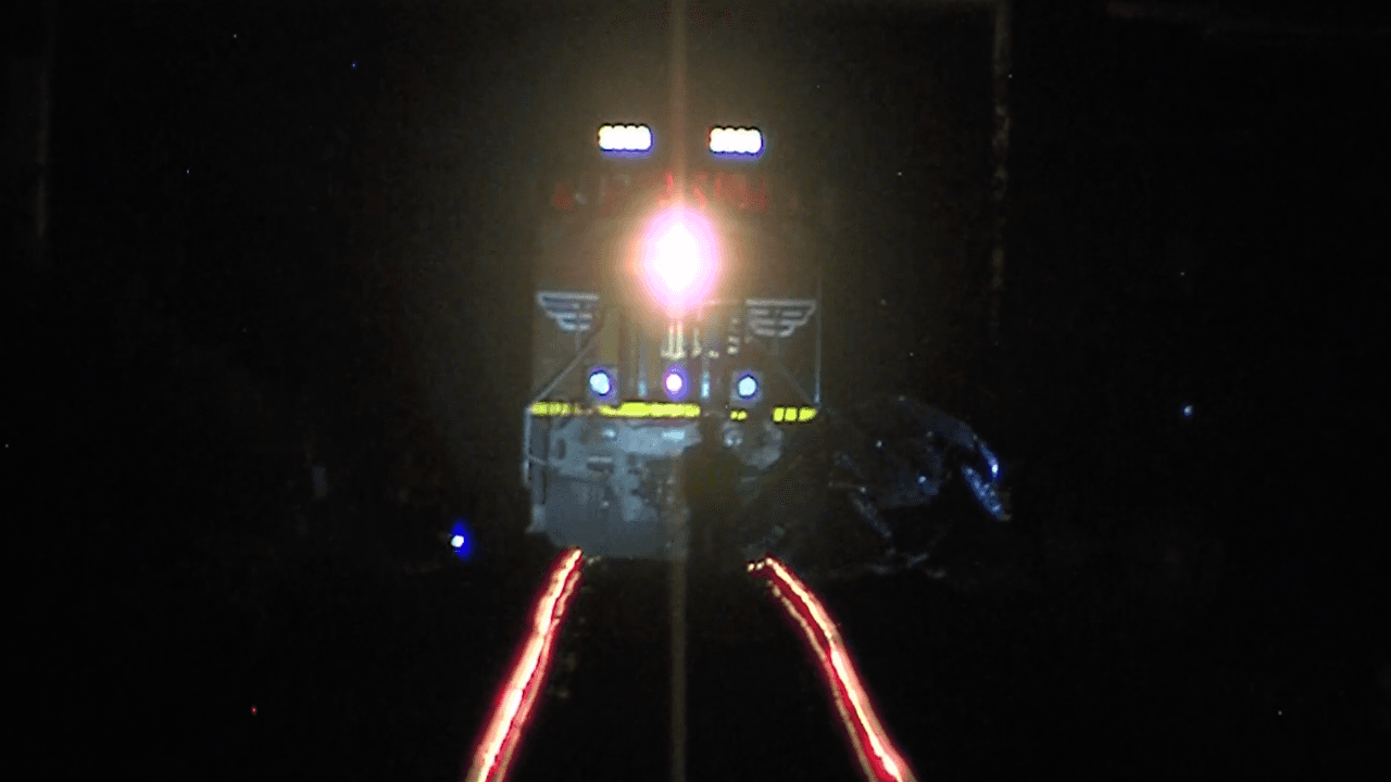 Un hombre y un menor que iban en una SUV mueren atropelladas por un tren