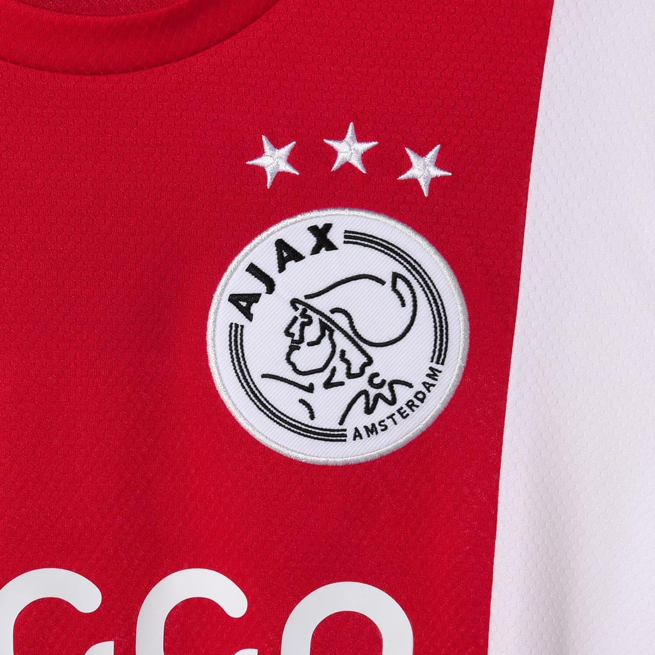 Después de la desolación por la dura eliminación de la Champions League a manos del Tottenham, el Ajax anunció su playera para la siguiente temporada con tintes algo retro. Los detalles negros en cuello y puños regresan, así como las tres franjas de la marca alemana en los laterales del torso y el escudo en fondo blanco.