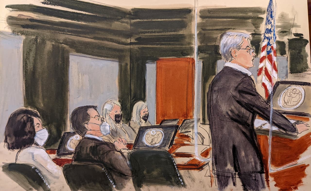 Por su parte, Bobbi Sternheim, representante de la defensa, dijo que su cliente servía como "chivo expiatorio de un hombre que se portaba mal, al igual que tantas mujeres desde Adán y Eva". 
<br>
<br>"Ella no es Jeffrey Epstein. Ella no es como Jeffrey Epstein o cualquiera de los hombres poderosos, magnates y gigantes de los medios de comunicación que abusan de las mujeres", aseguró Sternheim.