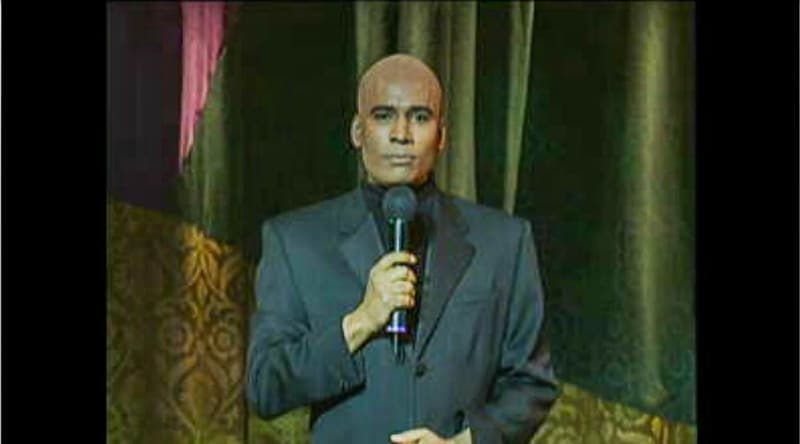 El host de la noche: el comediante Julio Sabala. Entre actos Sabala realizó actos cómicos en los cuales hizo parodias de los artistas.