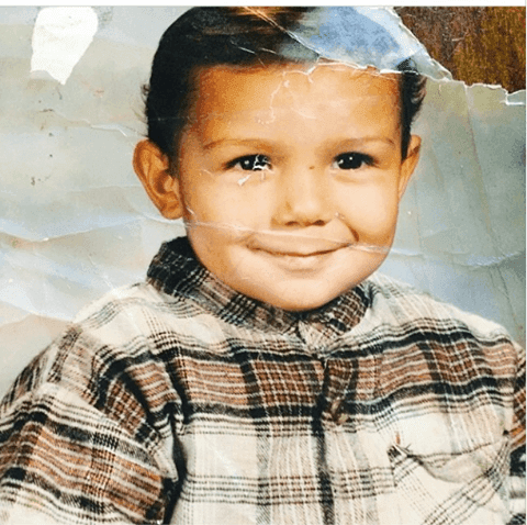 Sus padres son mexicanos, es el menor de tres hermanos y la joven promesa de regional mexicano ¿Puedes adivinar quién es?