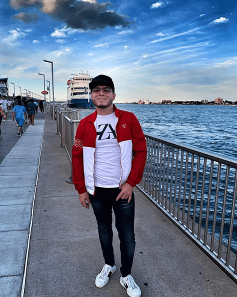 Tiene 30 años y comenzó su carrera en el género de regional mexicano en 2011, en su ciudad natal. Desde el principio eligió cantar música sierreña, una variante de la música norteña.