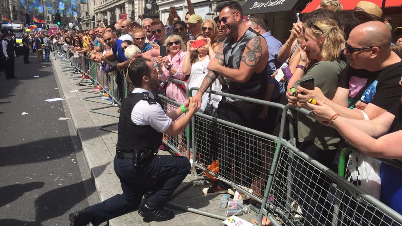 Romántica propuesta de matrimonio coronó la marcha gay en Londres