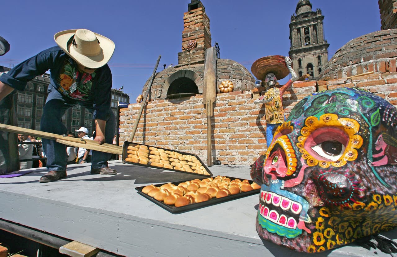 Redondea cada una de las partes y colócalas en un recipiente horneable y engrasado. Con la masa restante haz lágrimas y huesitos y pégalos al pan con un poco de los huevos para barnizar batidos.