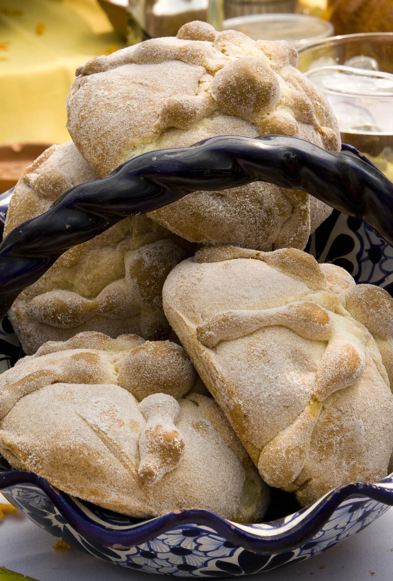 Barniza el pan con este huevo y espolvorea el azúcar. Hornea 25 o 30 minutos.