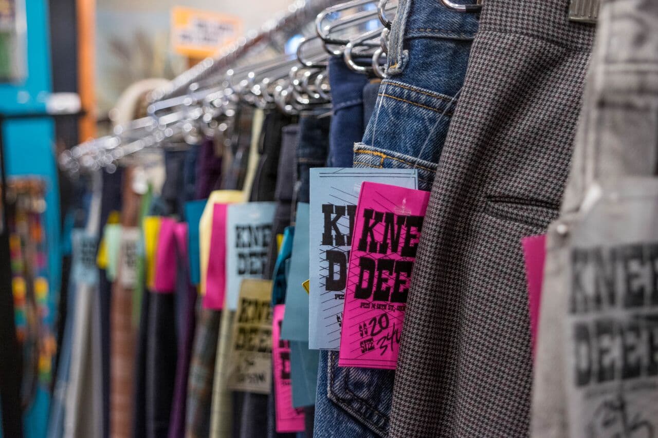 Actualmente, Knee Deep Vintage se encuentra organizando ventas de media noche los segundos viernes de cada mes.