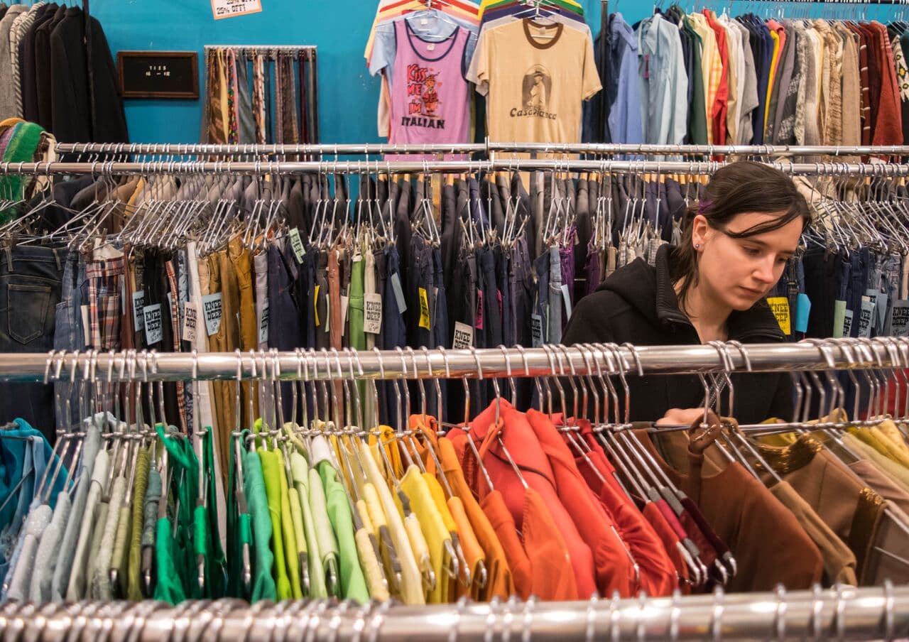 Lo que la hace diferente de otros negocios de su tipo es que sólo cuentan con ropa de inicios del siglo XX hasta los 90, especializándose en ropa de los años 40 a los 80.