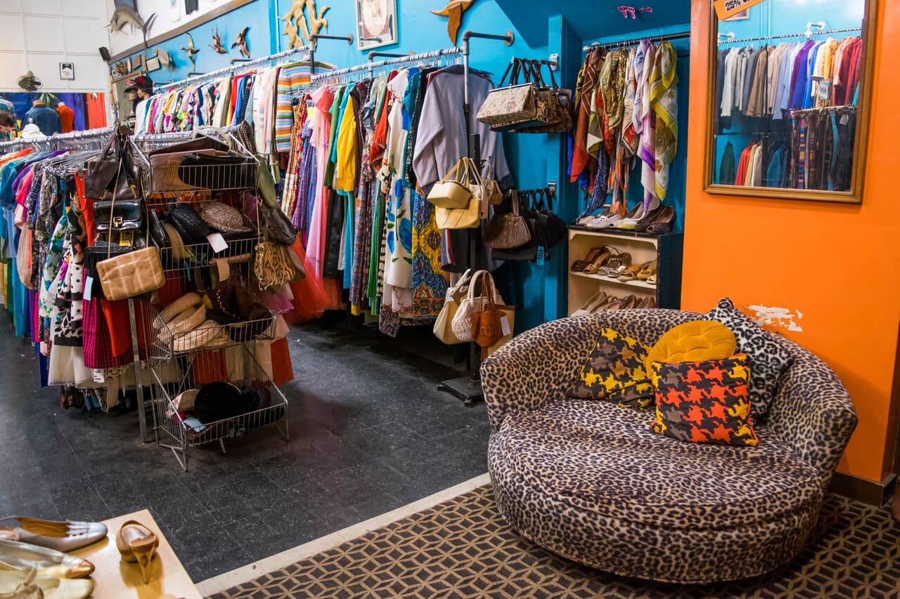 Hoy en día, dedican los sábados y domingos a comprar ropa que la gente lleva a la tienda.