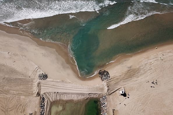 Es decir, todo lo que cae en las alcantarillas de las calles va directo a los ríos y las costas de estado, sin tratamiento ni purificación.