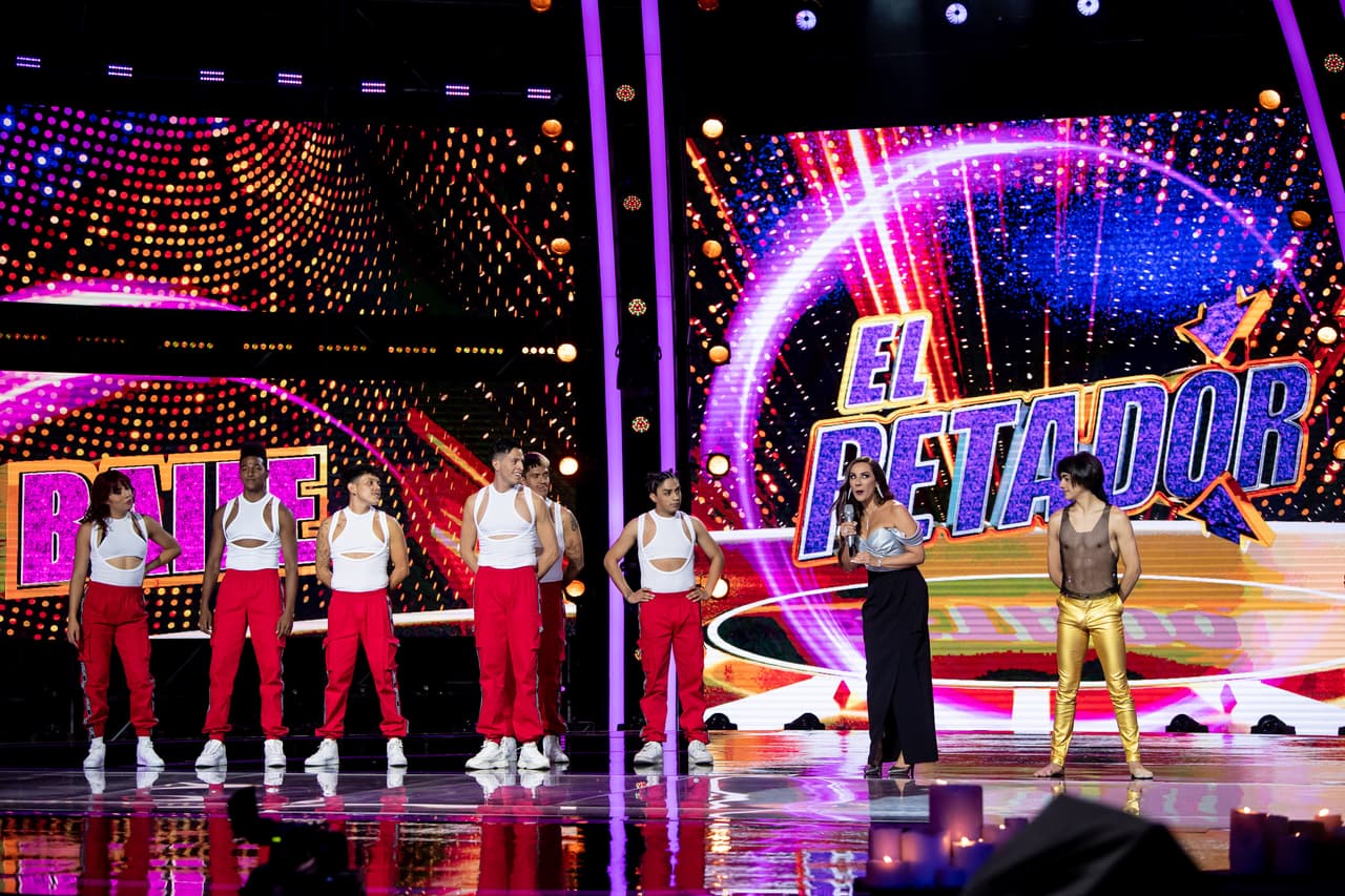 El show arrancó con el duelo para conocer al retador de la disciplina de baile, en el cual vimos un enfrentamiento entre el grupo ENTS Proyect y Emmanuel Torres, siendo este último el ganador y quien enfrentaría a Pía y Adrián.