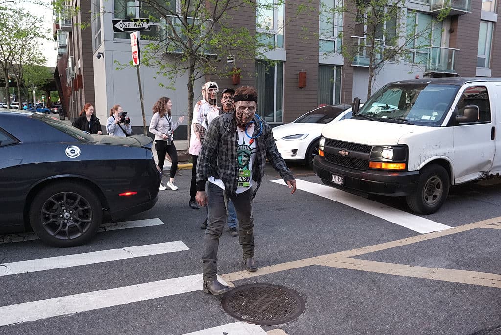 Más de un conductor se sorprendió al darle paso a los zombis, pero no al punto del susto, pues la Ciudad de Nueva York es una fuente constante de sorpresas, muchas de ellas creativas, para sus residentes.