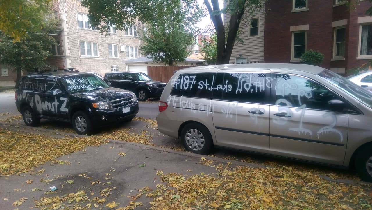 Pero los vándalos dejaron una huella que tiene sorprendidos a todos y es que dejaron su handle en Instagram, @Tony Donutz, pintado en las ventanas de varios vehículos.