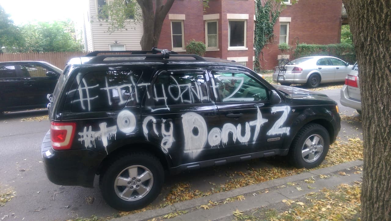 Esta mañana varios vecinos de Rogers Park encontraron sus autos vandalizados y llenos de mensajes pintados de blanco.