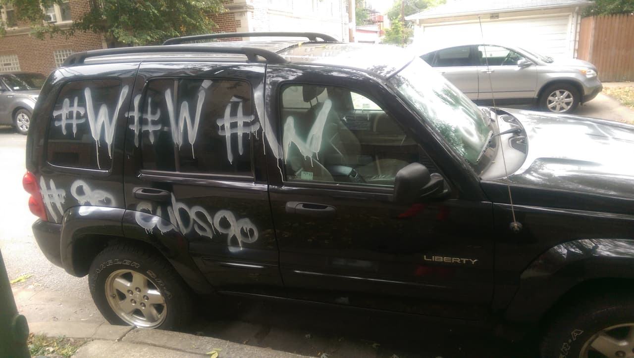 Vecinos de Rogers Park encontraron esta mañana sus autos pintados con mensajes con la victoria de los Cubs.