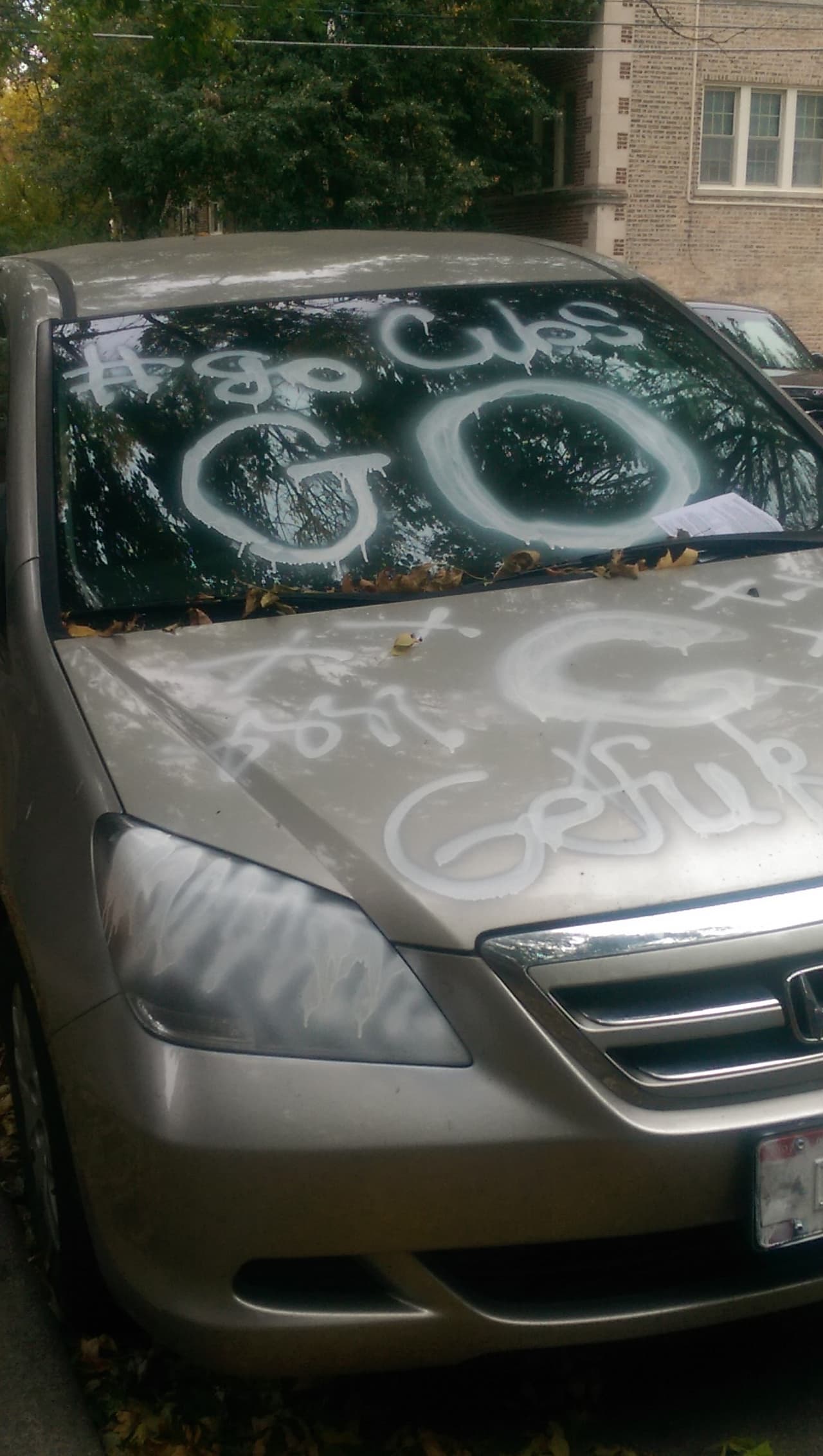 No está claro si la persona efectivamente dejó la huella de la fechoría o si es alguien que quiere culparlo haciéndole una mala broma.