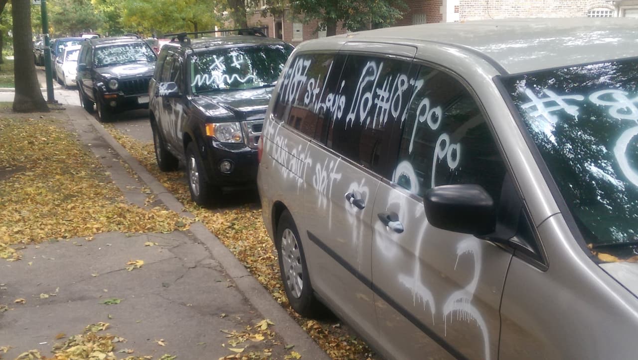 Los automóviles estaban estacionados entre la Albion Avenue y la Greenview.