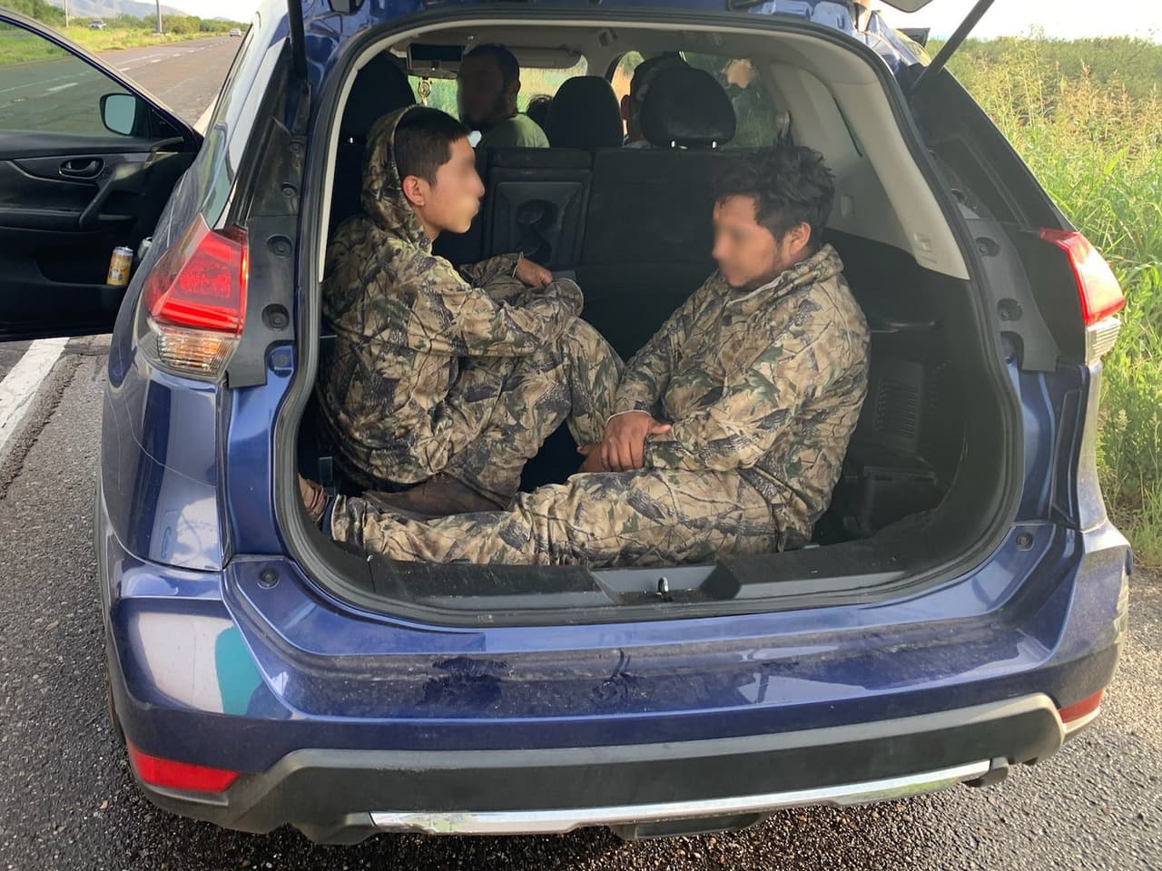 Dos jóvenes ciudadanos estadounidenses fueron arrestados por agentes del sector de Tucson por traficar con cinco inmigrantes.