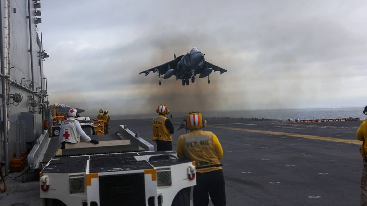 Un AV-8B Harrier aterriza en la cubierta del buque de asalto anfibio estadounidense USS Iwo Jima mientras navega en el océano Atlántico, el 24 de agosto de 2025.