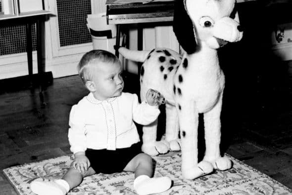 Es el primer hijo varón de los reyes Juan Carlos y Sofía.